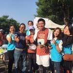 新業(yè)大家長──卓勝隆董事長(左二)與21K同仁跑者開心合影，大夥兒笑容比晨光更加燦爛！