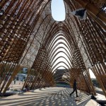 中央竹拱圈層疊出10公尺高，象徵守護(hù)臺灣的中央山脈，臺中花博於11月3日開幕。圖／竹籟文創(chuàng)