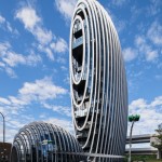 南港辦公大樓「砳建築」入圍2018 WAF「辦公大樓類」，以基隆河鵝卵石為設(shè)計靈感，目前是臺灣獨一無二弧型水晶建築，Aedas 全球設(shè)計董事 Dr. Andy Wen（溫子先）設(shè)計。圖／WAF