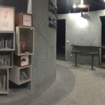 夜晚書席增設燈光，提高夜間民眾使用之頻率，搭配吧檯桌面及高腳椅可以輕鬆享受閱讀之悠閒。