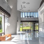 曲牆、曲柱的元素揉入結(jié)構(gòu)體，讓我們的五感隨之延伸，甚至跟著建築的毛孔一同通透呼吸－新業(yè)觀峰 完工實景圖。