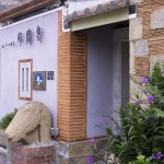 瓊林聚落有歷經(jīng)百年的傳統(tǒng)閩南式建築，古厝的每個細節(jié)皆雕工精緻，古色古香的建築搭配扶疏草木，思古之幽情油然而生！