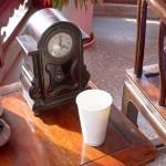 古崗樓內，我們在古董老鐘的相伴下，品嘗著乳酪蛋糕共度午茶時光。稍微歇歇腿，為四處走透透的行程暫時畫下逗點，小憩一會繼續(xù)啟程！