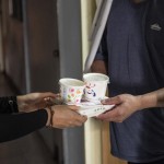 伸出一雙關懷的手，現做熱騰騰的飯包，也彷彿一道暖流流進彼此心裡。