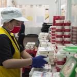 「900個熱騰騰的飯包」，甘霖基金會需依照每位長輩的飲食需求、身體狀況來客製化營養(yǎng)均衡的餐點。