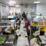 清晨六點半，廚房內的志工開始各就各位，前處理區(qū)、烹調區(qū)、備餐區(qū)等，我們也站在輸送臺旁、各自的崗位上，依照各長輩的飲食需求配膳及調整菜量，與時間賽跑，好讓每天熱騰騰的飯包準時送達。