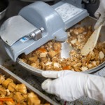 除了一般餐食外，針對咀嚼、吞嚥不佳的長輩，甘霖也個別準備剁碎飲食、細碎飲食、半流質飲食，讓長輩們更方便進食。