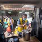 新業(yè)與志工大哥們一同將湯桶、保溫袋提上後車箱，分送約900個便當至大臺中各地區(qū)的獨居長者家中。我們與時間賽跑，兵分廿一路到各個指定點與補給站。 