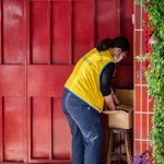 「阿嬤不在家，應該是出門撿回收還沒回來吧!」沒看見熟悉的人影，志工將便當放進一旁的紙箱保溫，也期待著下次串門與阿嬤聊天。