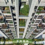 在新業(yè)的作品之中，垂直綠化的設計，不單單在平面造林，我們更往上築林，築起都市一座座森林！大量地植入多樣化的原生種，樹木不僅可吸附空氣中的汙染分子，也可以中和都市中的碳排放，自然共好，永續(xù)未來。