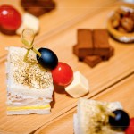 在多種酒款之間，佐以小食－炭烤燻雞三明治、帕馬森起司串、生巧克力與焦糖堅(jiān)果塔，輕巧口感不搶味蕾，享受著愉快舒心的美好食光。