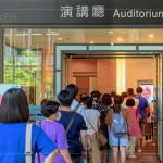 活動(dòng)開始前，講廳外已聚集長(zhǎng)長(zhǎng)人龍，一睹馮翊綱老師精采的演說魅力。