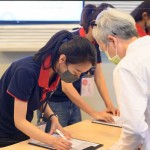 新業(yè)團(tuán)隊(duì)引導(dǎo)貴賓入場(chǎng)就坐，一同感受文化藝術(shù)的美好。