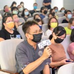 家族、粉絲們踴躍提問，老師的幽默回應(yīng)，讓現(xiàn)場(chǎng)氣氛輕鬆歡愉。