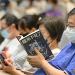 相聲瓦舍笑中帶淚的2022年度大戲《鱷魚不見了》劇本，讓人止不住高亢的笑聲，也令人在靜思時(shí)細(xì)細(xì)品味。