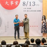 新業(yè)建設(shè)簡(jiǎn)福榮總經(jīng)理(左一)致贈(zèng)馮翊綱老師(右一)暖心好禮，感謝蒞臨「新業(yè)名人講堂」。