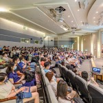 偌大的會(huì)場(chǎng)，不到一會(huì)兒時(shí)間，早已座無虛席。