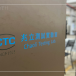 新業(yè)職人團隊來到位於桃園的第三方測試單位 兆立科技風(fēng)雨實驗室，把關(guān)氣密窗的風(fēng)雨性能測試，符合國際規(guī)範(fàn)，在數(shù)據(jù)結(jié)果更具正確性與公信力。