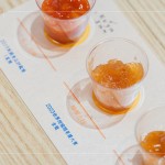 將水果搗碎或切塊，熬煮後釋出果膠凝結(jié)成醬，吃得到果粒，屬於『有魂有體』的果醬，英文為『Jam』。