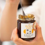 柯亞老師曾說『南莊橙』是入行以來最具挑戰(zhàn)的嘗試，近兩年的時間調(diào)配了30幾款版本，成功找回半世紀(jì)前的味道，把在地民族的歷史保存在果醬裡。