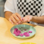 用雙手揉搓火龍果粉圓，每一顆都擁有手工製作的獨特感，期待成品端上桌的那一刻。