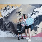 等待進場的時間裡，與家人共同合影留念，記錄下這美好的時刻。