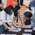 於新業(yè)建設專屬領票處，仔細與住戶核對資料及票卷，讓住戶可以安心地入場觀影。