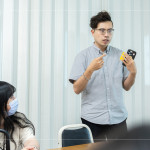 由甘霖基金會-楊子賢主任與新業(yè)同仁分享送餐服務的初衷與目的，期許當天的志工體驗能更深切的進行，共同傳遞真誠與關(guān)懷。