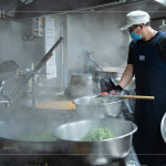 早上六點開始，中央廚房與志工著手備餐，馬不停蹄的來回穿梭，從打菜到分裝都與時間賽跑著，每個流程都是滿滿的真心與付出。