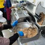 牙口不好的長輩們，需將餐食絞碎到適合入口的程度，確保每一口都能安心吞嚥，不只是備餐上的用心，更是對長輩健康與尊嚴的守護。