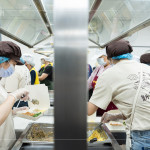 新業(yè)同仁走進「甘霖基金會」廚房，用雙手盛裝關(guān)懷，將一份份餐點化作支持與陪伴，傳遞到每位長輩餐桌上。