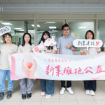 新業(yè)建設與甘霖基金會從109年攜手合作，參與送年菜活動、擔任送餐志工、親手製作中秋月餅、端午肉粽致贈長輩，用實際行動展現(xiàn)最真心的承諾。(圖右三為甘霖基金會－楊子賢主任)