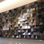 家藝品，彰顯妳低調(diào)奢華的藝術(shù)品味，一幀立體木方造型作品，不規(guī)則的排列組合，不論是進(jìn)入轉(zhuǎn)角，或轉(zhuǎn)出走道，都能看見(jiàn)不同角度的精彩