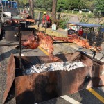 離終點(diǎn)2K處，竟然看到一整隻的烤乳豬！陣陣撲鼻的肉香真讓人垂涎！