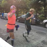 讓所有人感動(dòng)的一張照片，即使雙腳不完美但依然堅(jiān)持著挑戰(zhàn)跑10K的距離，
對運(yùn)動(dòng)的熱愛與初心讓人由衷感佩！     
