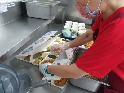 疫情衝擊益起相挺｜新業(yè)樂當(dāng)送餐天使