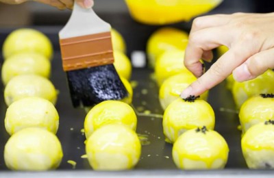 新業(yè)建設(shè)餅香傳愛(ài) 中秋送暖情更圓